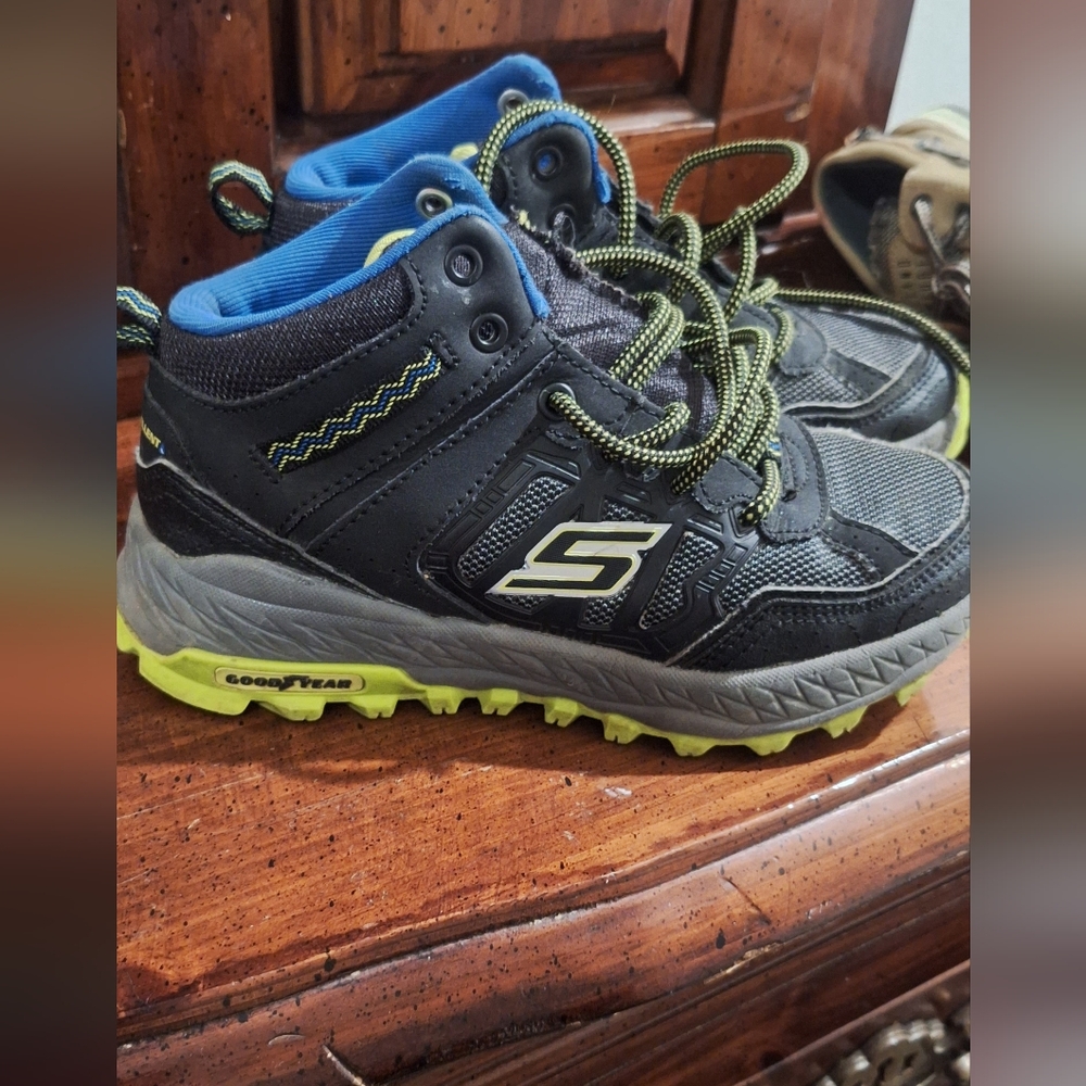 Skechers Fuse Tread Surge Shoes